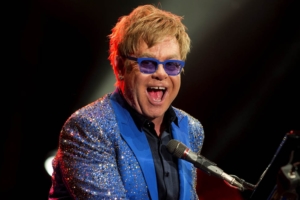 Musica - Elton John: "Il Vaticano non benedice le unioni gay ma finanzia il mio film"