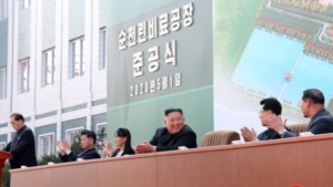 Corea del Nord, ricompare (in foto) Kim Jong-un sorridente e pimpante