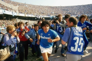Maradona - Lo stadio di Napoli è stadio Maradona