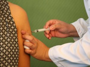 Vaccini, 53 “furbetti” indagati a Bari