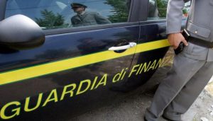 Viaggi e auto di lusso con i soldi delle aziende, tre arresti in Salento
