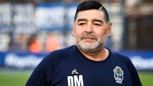 Maradona ispira il Napoli: finisce 4-0 con la Lazio. In campo sfila la statua a grandezza naturale salutata da 35mila tifosi