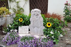 Un monumento per ricordare Nuvola, il cane mascotte che non ha mai abbandonato il suo padrone