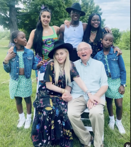 Madonna festeggia in campagna 90 anni del suo papà di origine abruzzese