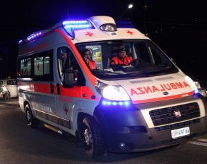 Auto di turisti contro furgone, cinque feriti nel Salento
