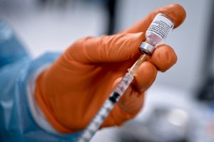 Covid, tenta di corrompere infermiere per fingere la somministrazione del vaccino: denunciato un giovane nel Brindisino