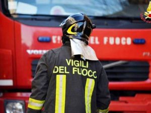 Incendio nel deposito della ditta rifiuti di Peschici, carabinieri al lavoro per stabilire le cause