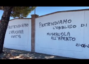Scritte no-vax sui muri dell'hub a Foggia