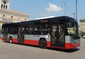 Disabile abusata su bus di linea a Taranto, indagati 8 autisti
