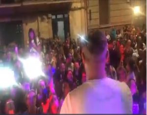 Serenata in strada a Bari, decine i fan del cantante neomelodico che scatenano le polemiche