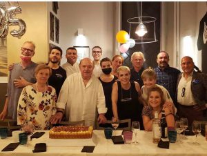 Lino Banfi festeggia 85 anni con la famiglia vera e la famiglia di fiction