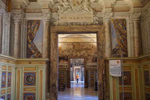 Nella sala dei Musei Vaticani si apre il processo al cardinale Becciu sul palazzo di Londra
