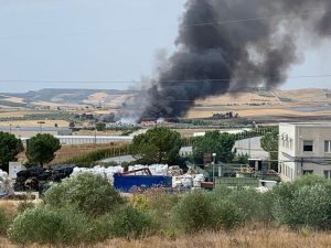 Incendio in discarica a Matera, la nube arriva ad Altamura