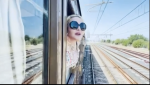 Madonna in treno saluta i posti della sua vacanza:  “Ciao Italia, ciao Puglia!”