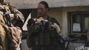È morta nell’attentato a Kabul la soldatessa americana che salvava i bambini afghani