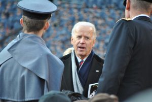 Duro scontro verbale fra Biden e il Cremlino. Colpito il memoriale dell'Olocausto a Kharkiv
