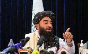 Talebani in conferenza stampa: “Non permetteremo ai cittadini afghani di andare all'aeroporto”