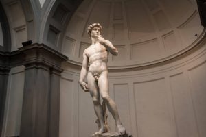 Michelangelo era alto 1 metro e 60, lo provano un paio di babbucce e una pantofola. Lo studio firmato da ricercatori italiani
