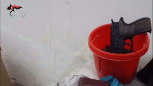 Armi e refurtiva nascoste in una masseria di Grumo Appula, tre persone denunciate