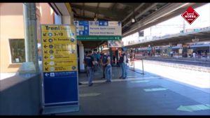 Il grande flop della protesta No-Vax nelle stazioni italiane: da Bolzano a Bari al massimo una decina di persone presenti