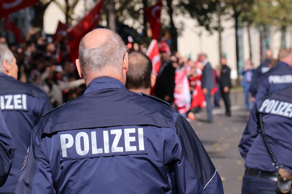 Zusammenstoß in Deutschland: Erschieße und töte einen Verkäufer, der ihn gebeten hatte, eine Maske zu tragen
