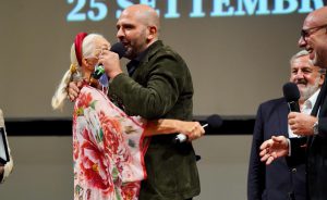 Checco Zalone incontra a sorpresa la sua vacinada  Helen Mirren al Bif&st