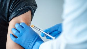 Chi è vaccinato contagia meno anche se ha la stessa carica variale, lo studio dell’Università di Oxford