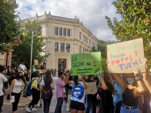 Doppi turni nelle scuole superiori del barese, primo giorno tra le proteste di studenti e genitori