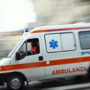 Incidente stradale nel Leccese, 26enne in prognosi riservata