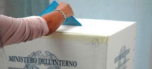 Elezioni, affluenza in calo rispetto alle precedenti tornate. A Milano, Torino e Napoli presenze ai seggi al minimo storico