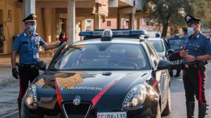 Ordigno esplode davanti a studio medico nel Foggiano: danni a un’auto, si indaga