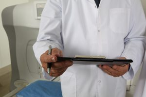 Sanità: camici bianchi no vax, in Puglia 150mila persone rischiano di rimanere senza medico di famiglia
