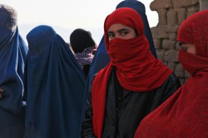 Afghanistan, i talebani completano nuovo governo senza donne, ma promettono: “Le studentesse torneranno presto a scuola”