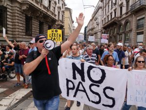 No Green pass, la protesta a Foggia con 300 manifestanti in corteo per le vie del centro