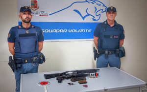 A bordo moto con fucile e kalashnikov: un arresto a Bari, ricercato un altro uomo
