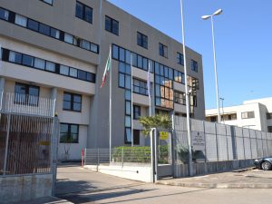 Anziano truffato dalla badante e dal compagno, scomparsi beni per oltre 200mila euro tra immobili e contanti. Due arresti a Taranto