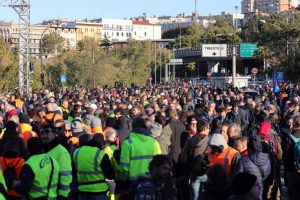 Porto di Trieste, la polizia carica i manifestanti. Il legale no green pass: “Per legge dovreste andare via”