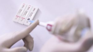 Federfarma, tampone gratis a chi prenota la vaccinazione in farmacia
