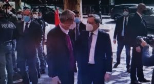 Manifestazione ‘no Green Pass’ a Roma, Draghi visita la sede della Cgil e abbraccia Landini. La Procura di Roma apre due inchieste