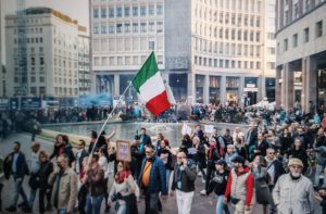 Manifestazione No Green pass a Milano, sfilano in migliaia. Proteste dinanzi alla sede della Rai