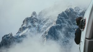 Salvi i tre alpinisti rimasti bloccati sul Monte Bianco. Il Soccorso alpino deciderà come procedere al recupero