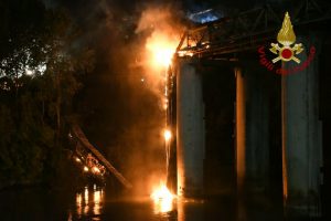 Incendio del "Ponte di Ferro" a Roma, si indaga sulle cause. Mesi di attesa per il ripristino