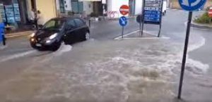 Bomba d’acqua su Otranto, turisti colti di sorpresa nel centro storico. Disagi e paura per tutta la mattinata
