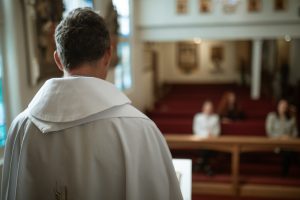 Pedofilia, in Francia 216 mila abusati da preti dal 1950. Papa Francesco: “È il momento della vergogna”