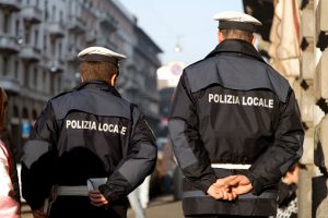 Investe un pedone sulle strisce e fugge: identificato e denunciato un motociclista a Bari
