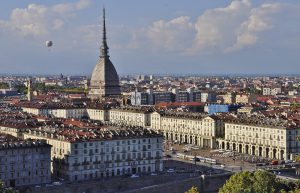 L’inchiesta sulla morte della bambina precipitata da un balcone a Torino : convalidato l’arresto del patrigno