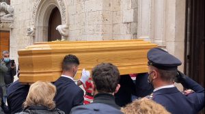 Barletta, il funerale di Claudio Lasala: decine di persone all’esterno della chiesa nonostante la pioggia