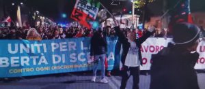 ‘No pass’ a Milano, manifestanti in Piazza Duomo nonostante i divieti