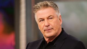 L’accusa su Baldwin: “Lo  sparo sul set  fu una roulette russa”