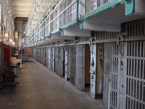Droga e telefonini nel carcere di Brindisi: venivano lanciati dall'esterno o nascosti in flaconi di shampoo e cartoline, 12 indagati